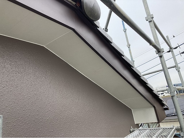 軒天と破風板の改修が完了